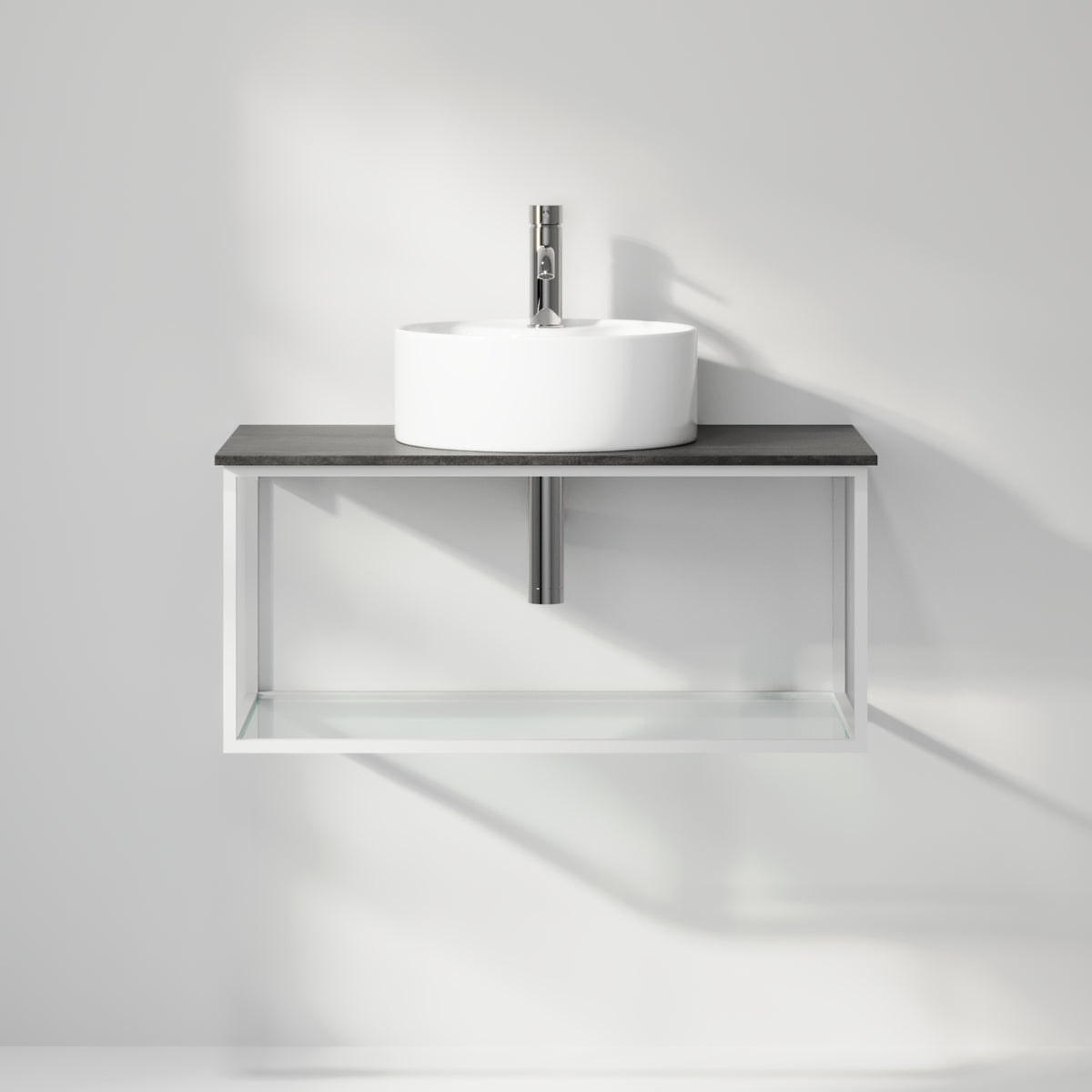 Badmøbel med åben metalramme og bund i hærdet glas - 80x46x50 cm - Mat hvid - Hvid fritstående keramisk håndvask - Bordplade i betonlook - Stenstorp