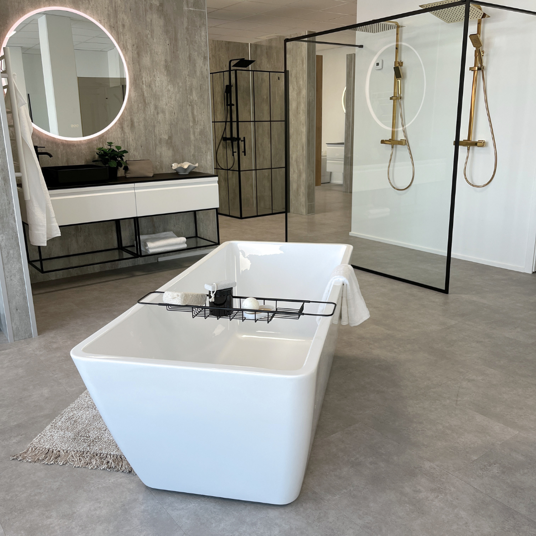 Et af vores badeværelsesmiljøer udstillet i vores showroom i Viborg inkl. badmøbel, brusevæg og badekar