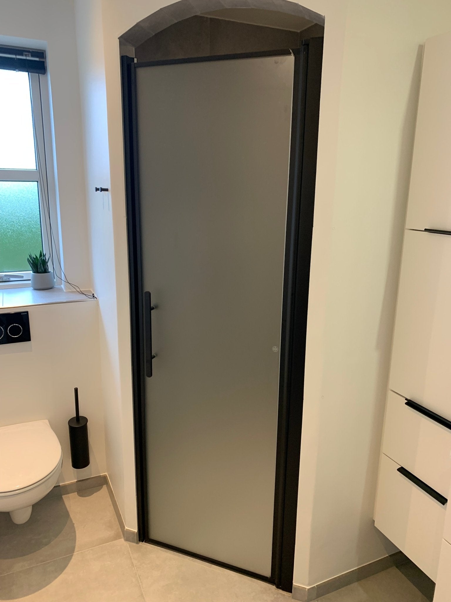 Fjäll Brusedør Til Bruseniche, Sort Profil, Frostet Glas - HomeTomato - 38-100-00-55-00 - 8595677139396