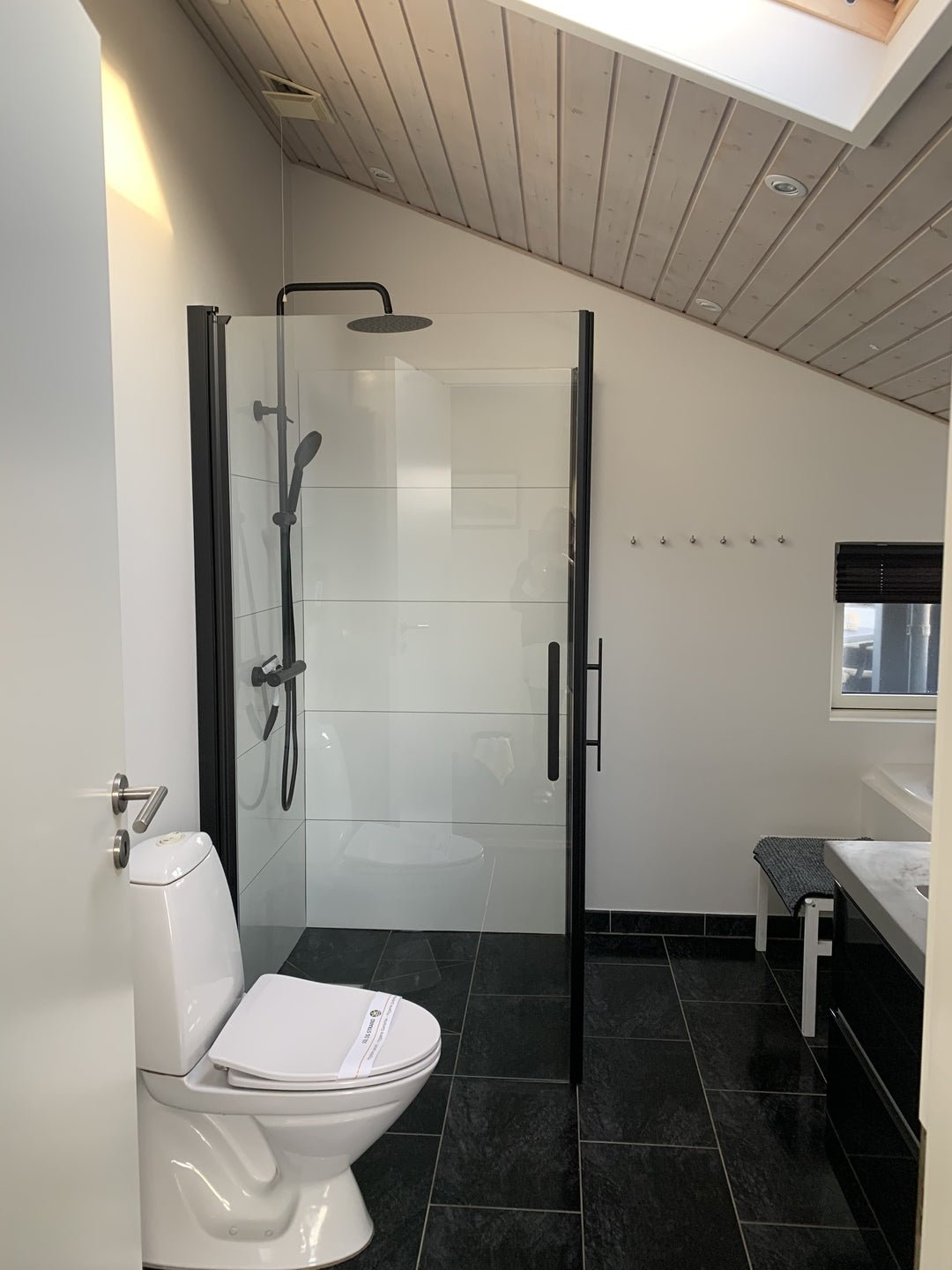 Fjäll Brusehjørne, Dør + Væg, Sort Profil, Klar Glas - HomeTomato - 40-101-00-50-00 - 8595677140170