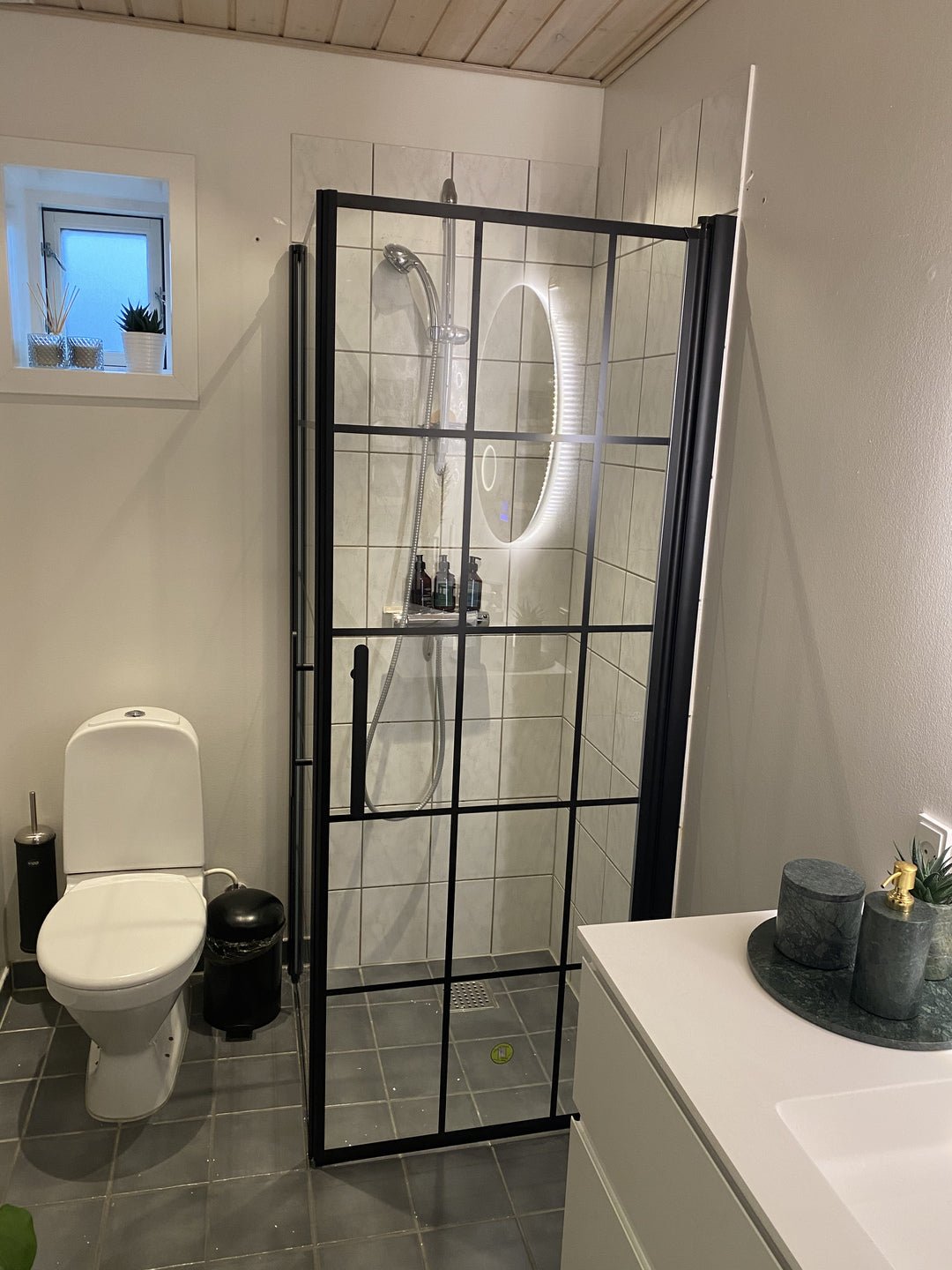 Fjäll Brusehjørne, Dør + Væg, Sort Profil, Klar Glas med Sprosser - HomeTomato - 40-101-00-59-00 - 8595677140613