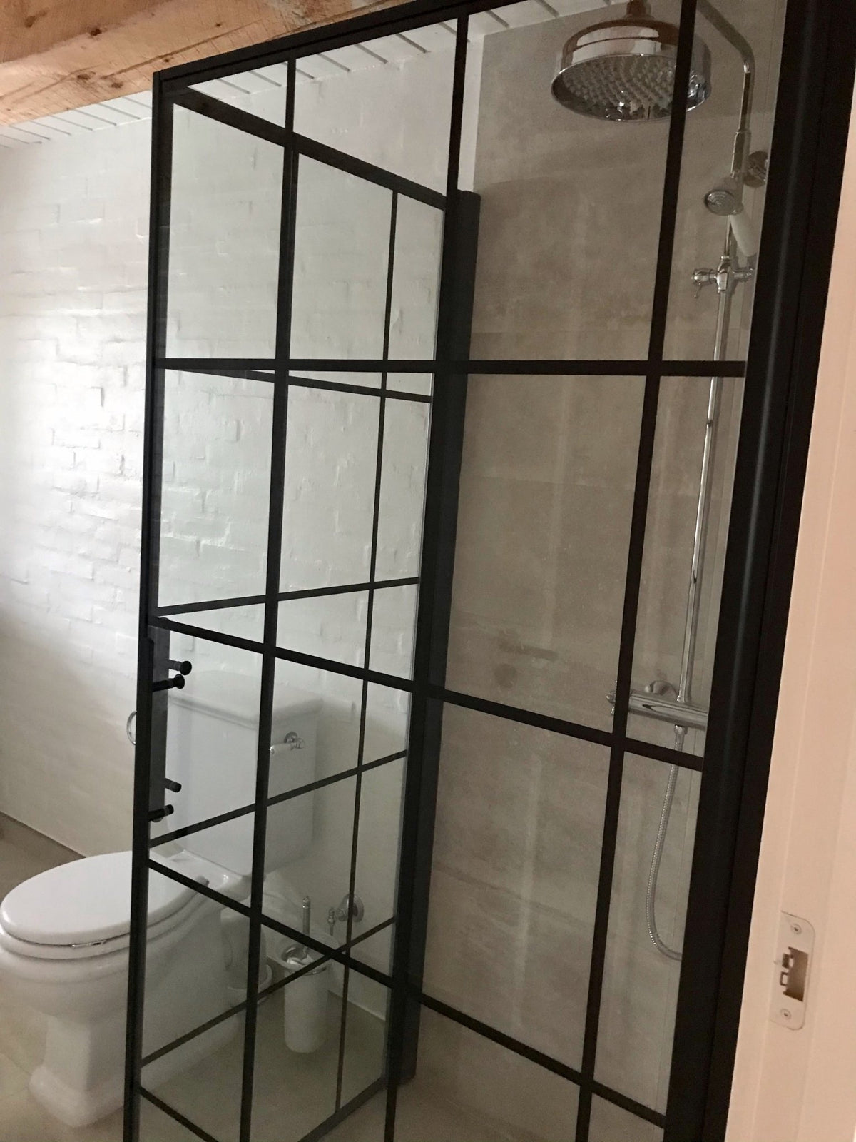 Fjäll Brusehjørne, Dør + Væg, Sort Profil, Klar Glas med Sprosser - HomeTomato - 40-101-00-59-00 - 8595677140613