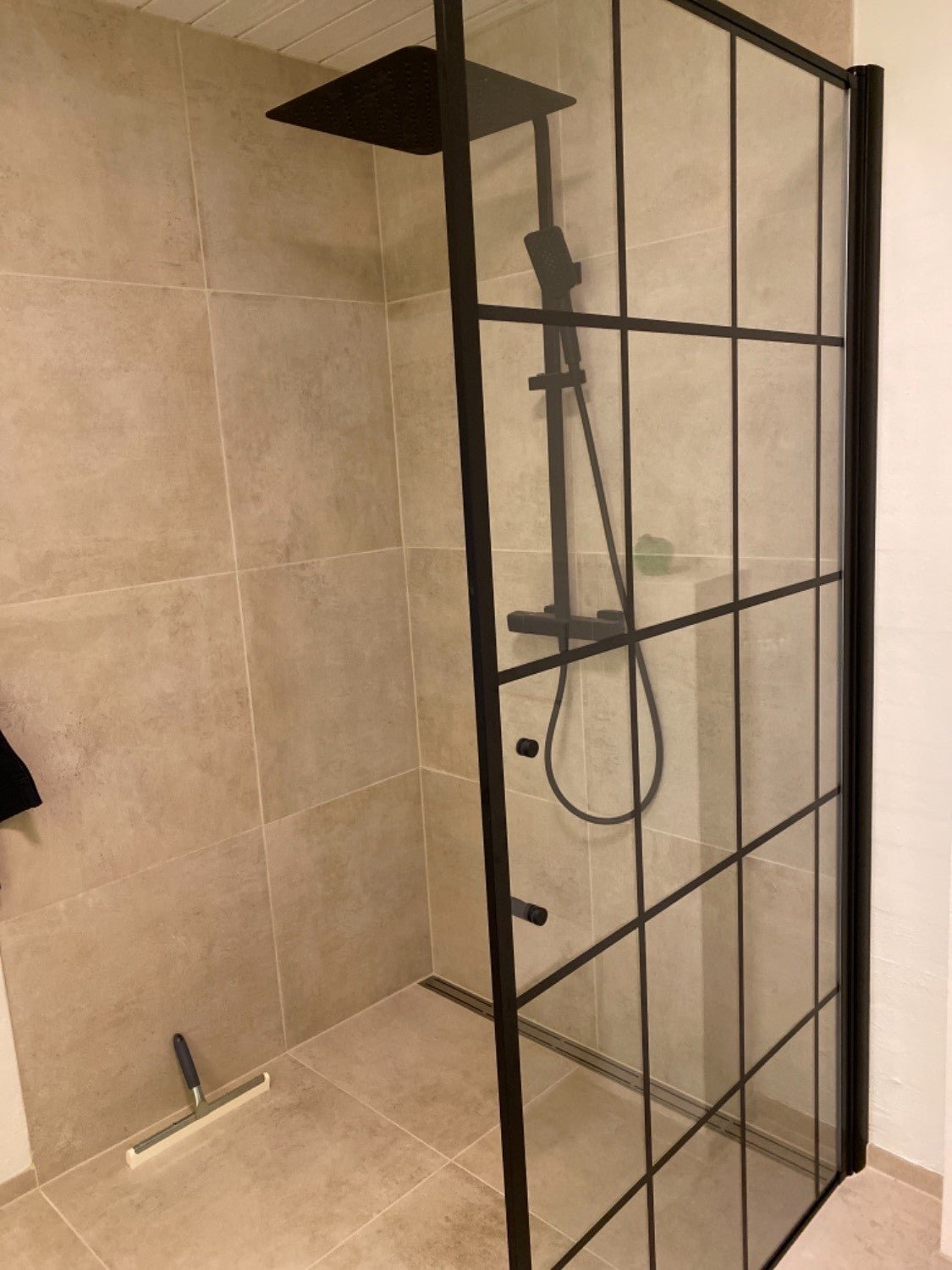 Fjäll Brusevæg, Sort Profil, Klar Glas med Sprosser - HomeTomato - 39-100-02-49-01 - 8595677121780