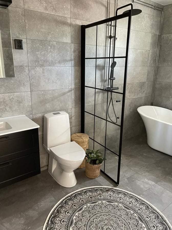 Fjäll Brusevæg, Sort Profil, Klar Glas med Sprosser - HomeTomato - 39-100-02-49-01 - 8595677121780