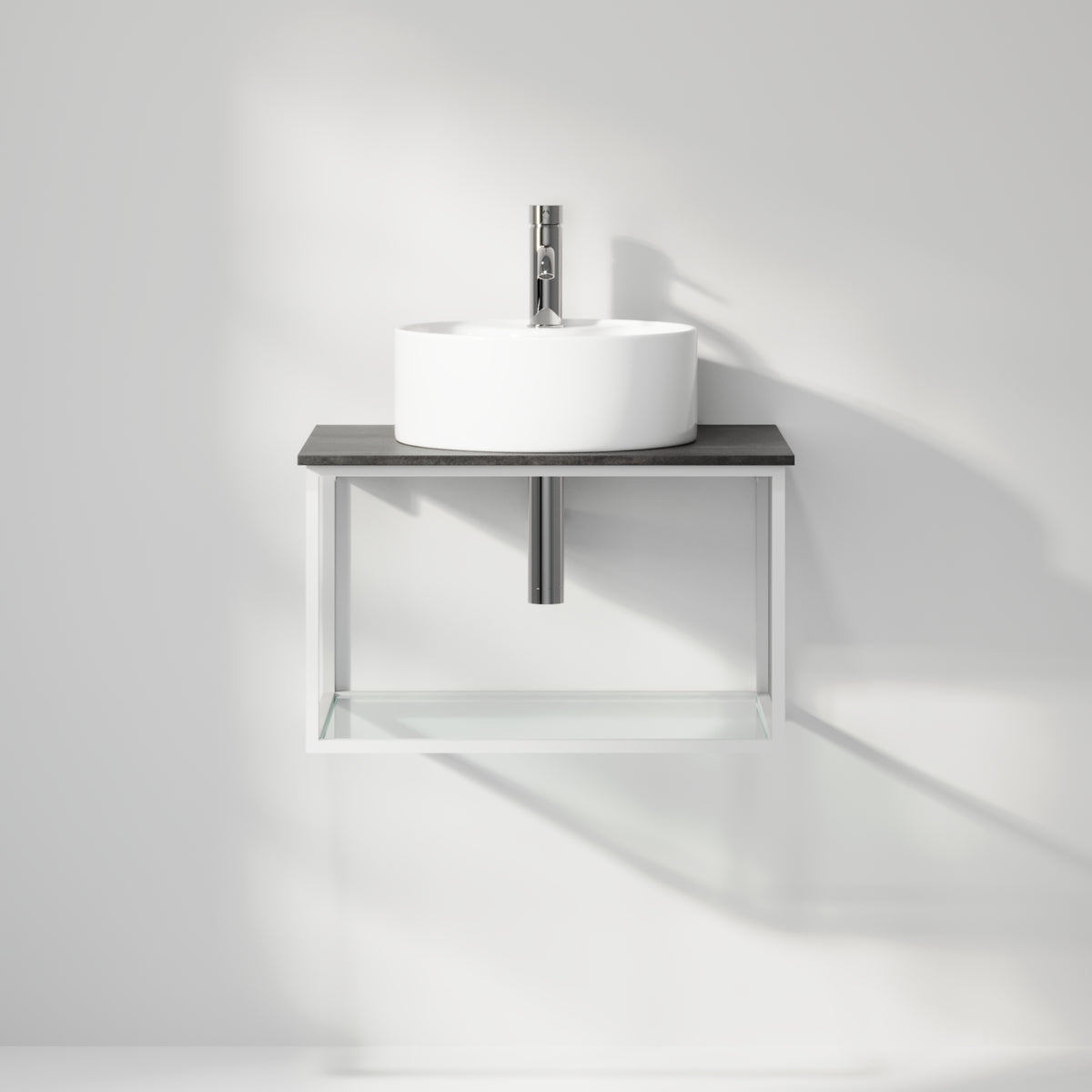 Badmøbel med åben metalramme og bund i hærdet glas - 60x46x50 cm - Mat hvid - Hvid fritstående keramisk håndvask - Bordplade i betonlook - Stenstorp