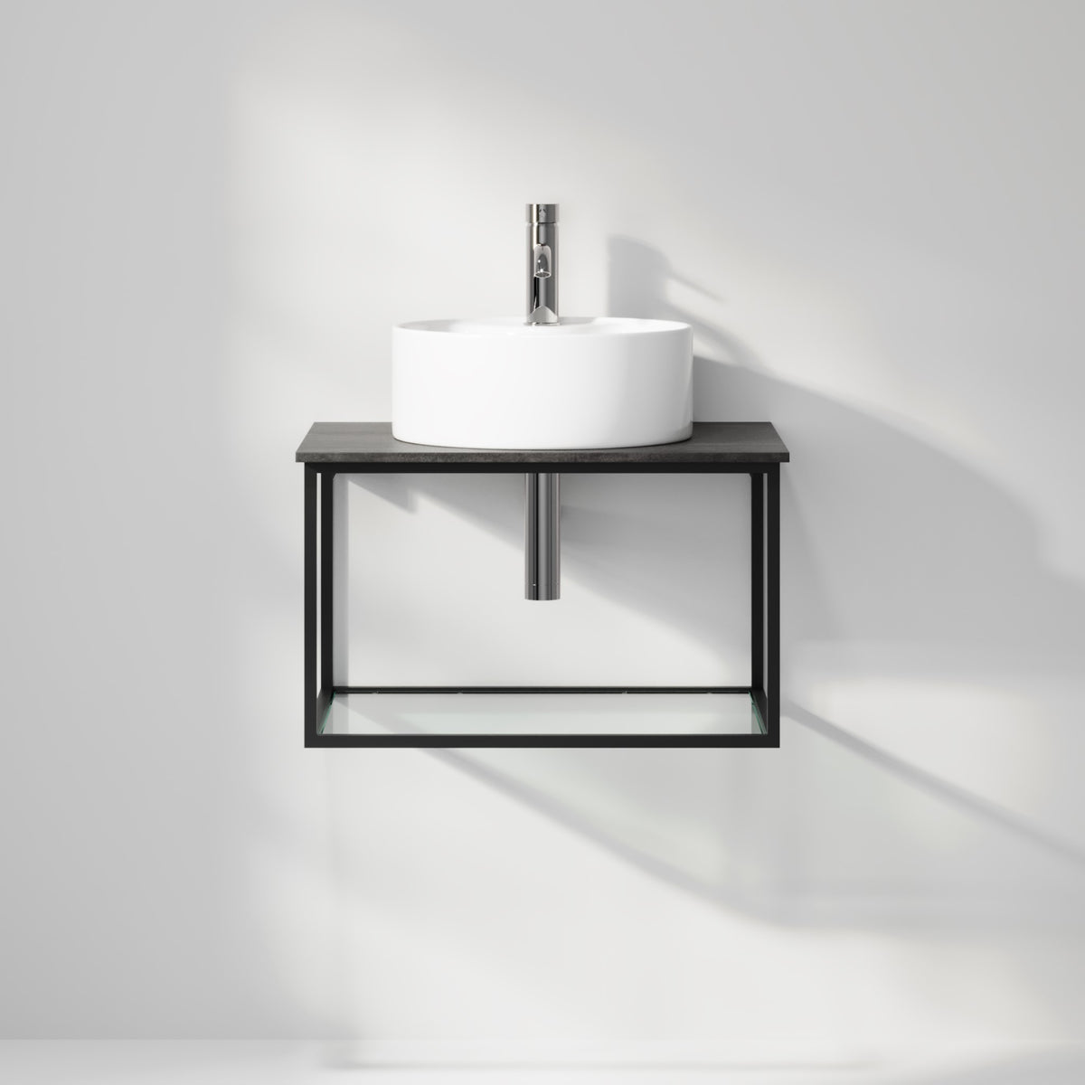 Badmøbel med åben metalramme og bund i hærdet glas - 60x46x50 cm - Mat sort - Hvid fritstående keramisk håndvask - Bordplade i betonlook - Stenstorp