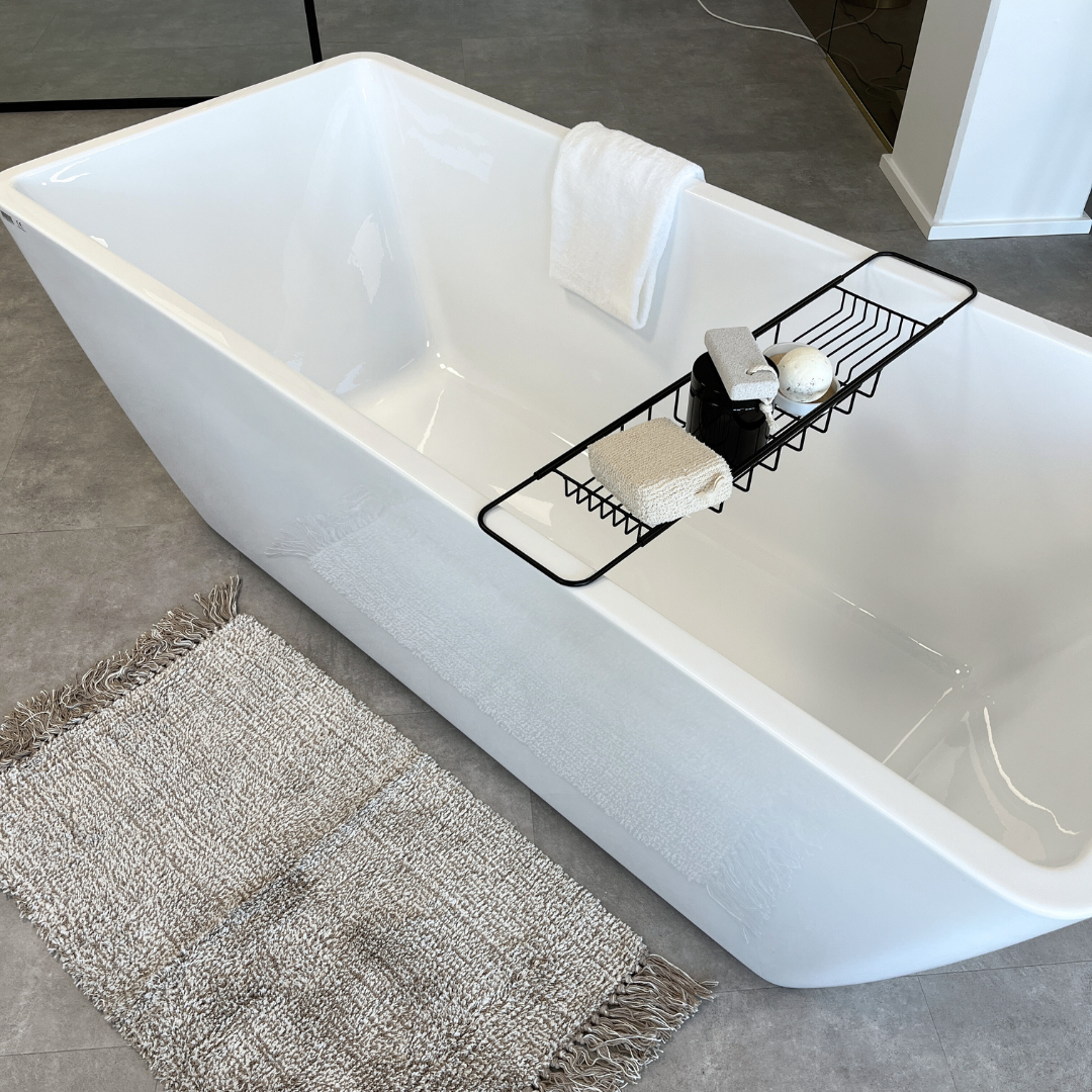 Marstal badekar i hvid udstillet i vores showroom i Viborg