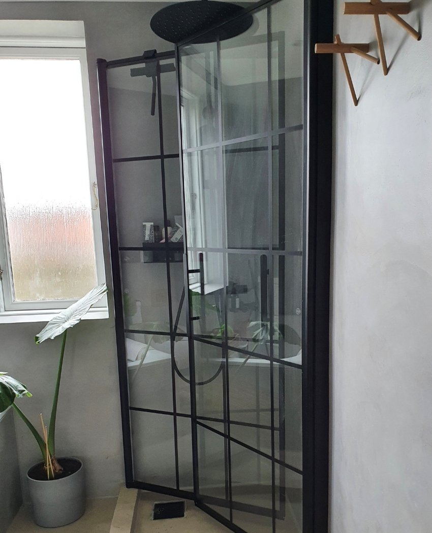 Fjäll Brusehjørne, Firkantet, Sort Profil, Klar Glas med Sprosser - HomeTomato - 36-701-02-49-01 - 8595677120226