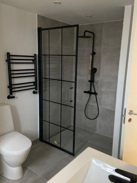 Fjäll Brusevæg, Sort Profil, Klar Glas med Sprosser - HomeTomato - 39-100-02-49-01 - 8595677121780